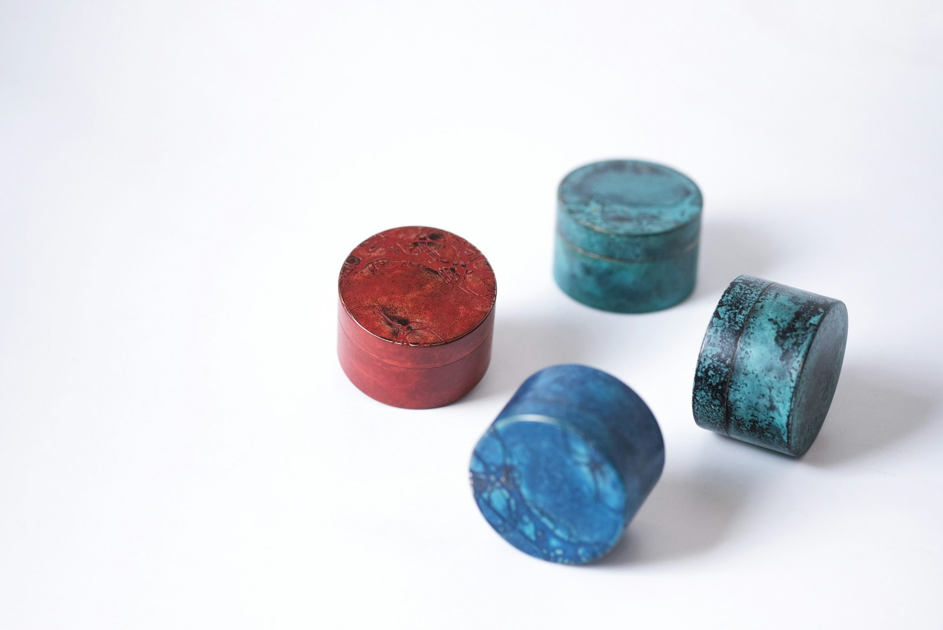 Boîtes rondes colorées en métal