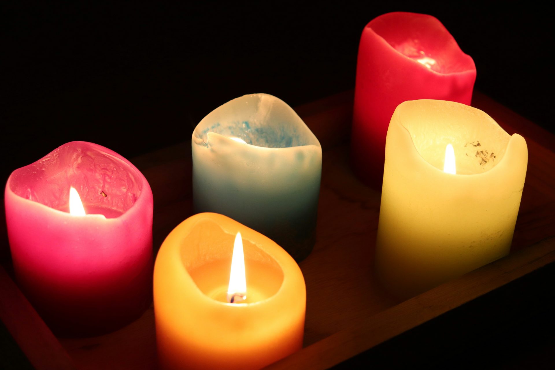 Bougies colorées avec flammes